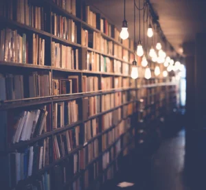 Libreria con muchos libros e iluminacion cálida.